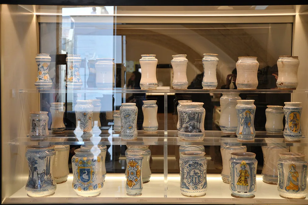 Vasi in maiolica decorata esposti nelle vetrine del MuMa, il Museo della Maiolica di Laterza