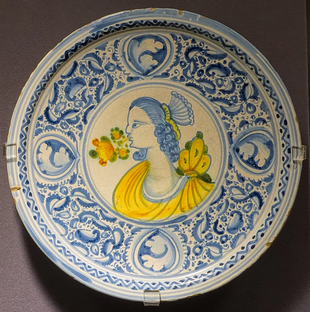 Piatto in maiolica di Laterza del Seicento, decorato in blu con un ritratto di profilo in giallo (Museum of Anthropology, Vancouver)