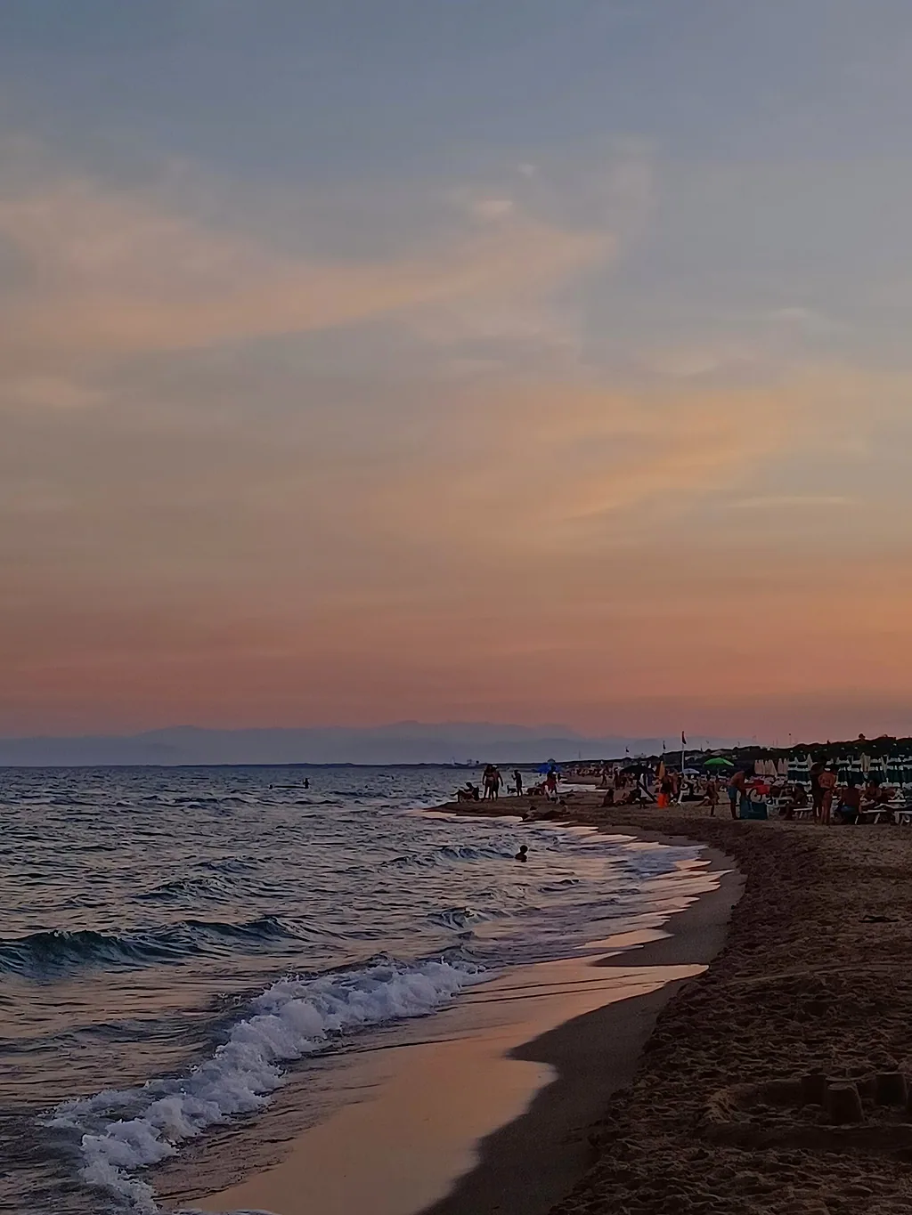 La spiaggia di Castellaneta Marina al tramonto, con i monti della Calabria all'orizzonte