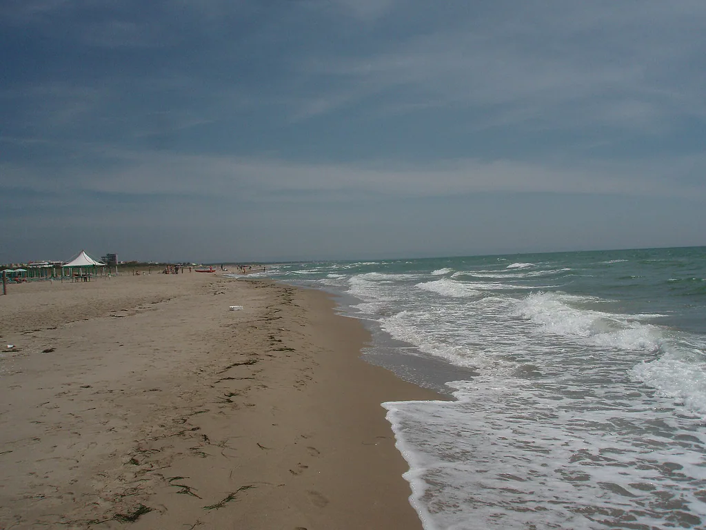 La lunga spiaggia sabbiosa di Marina di Ginosa, con le onde che arrivano a riva