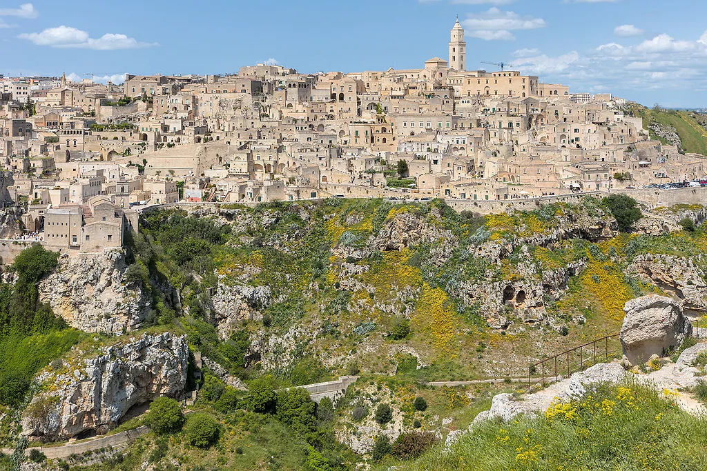 Matera vista dal belvedere di Murgia Timone: i Sassi e la Cattedrale oltre la gravina fiorita