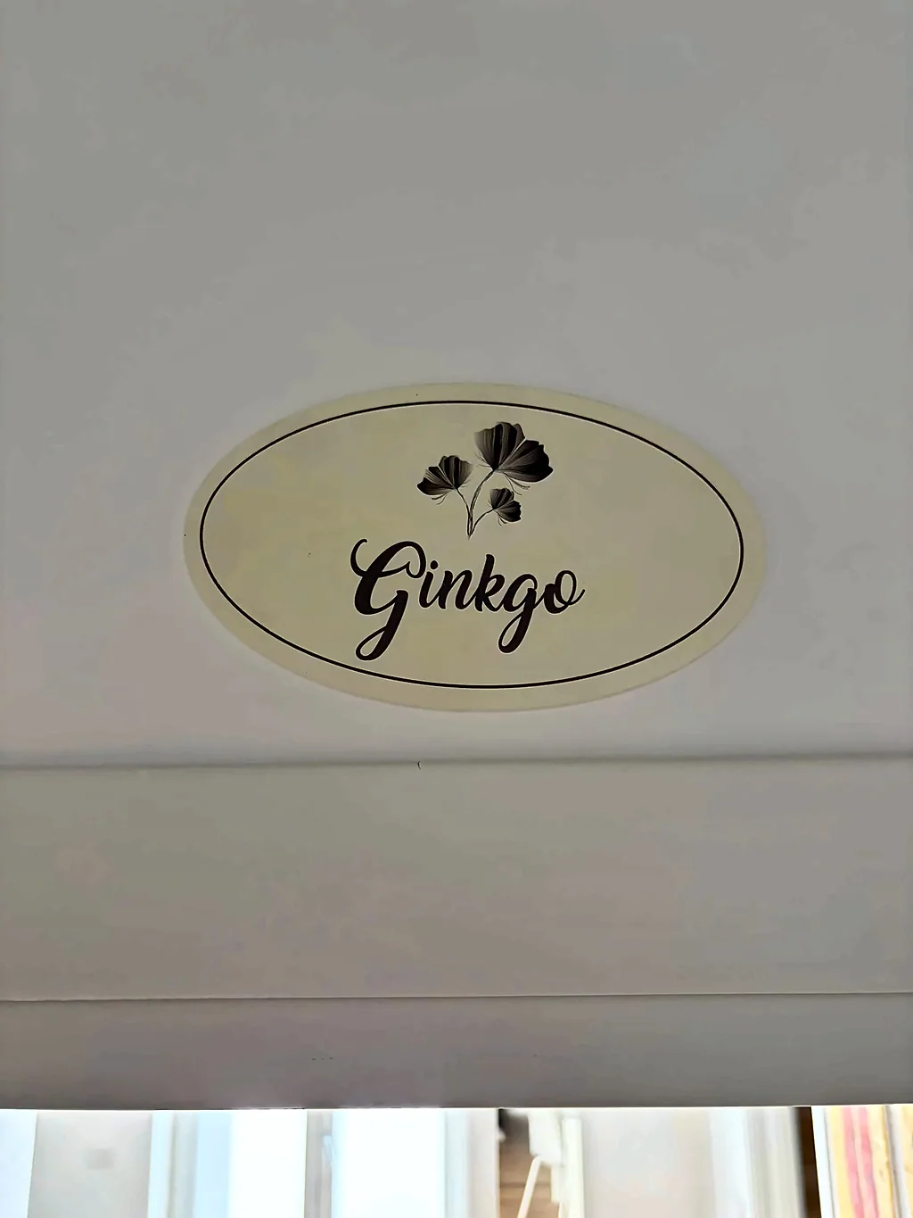 La targhetta ovale «Ginkgo» con le foglie di ginkgo disegnate
